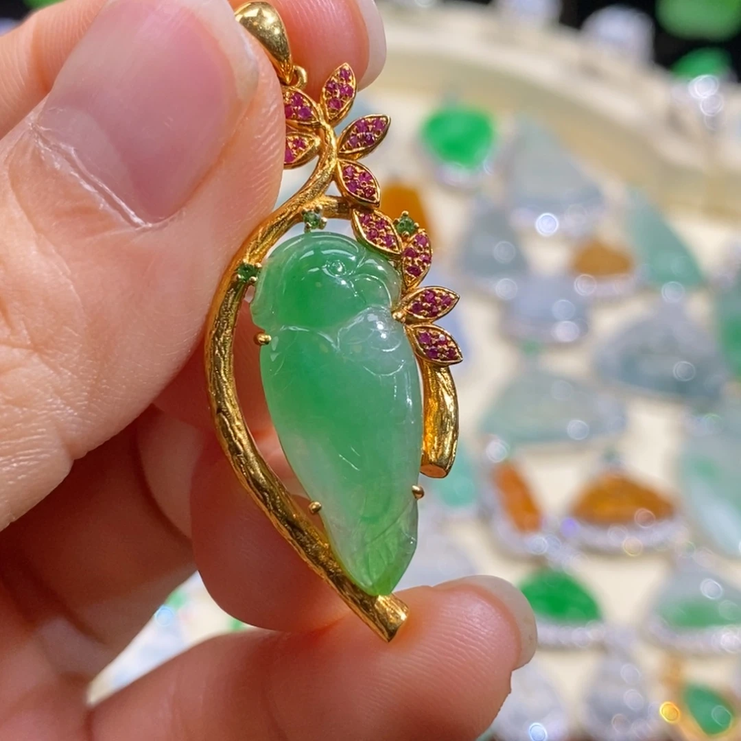 翡翠18K金镶嵌颈饰