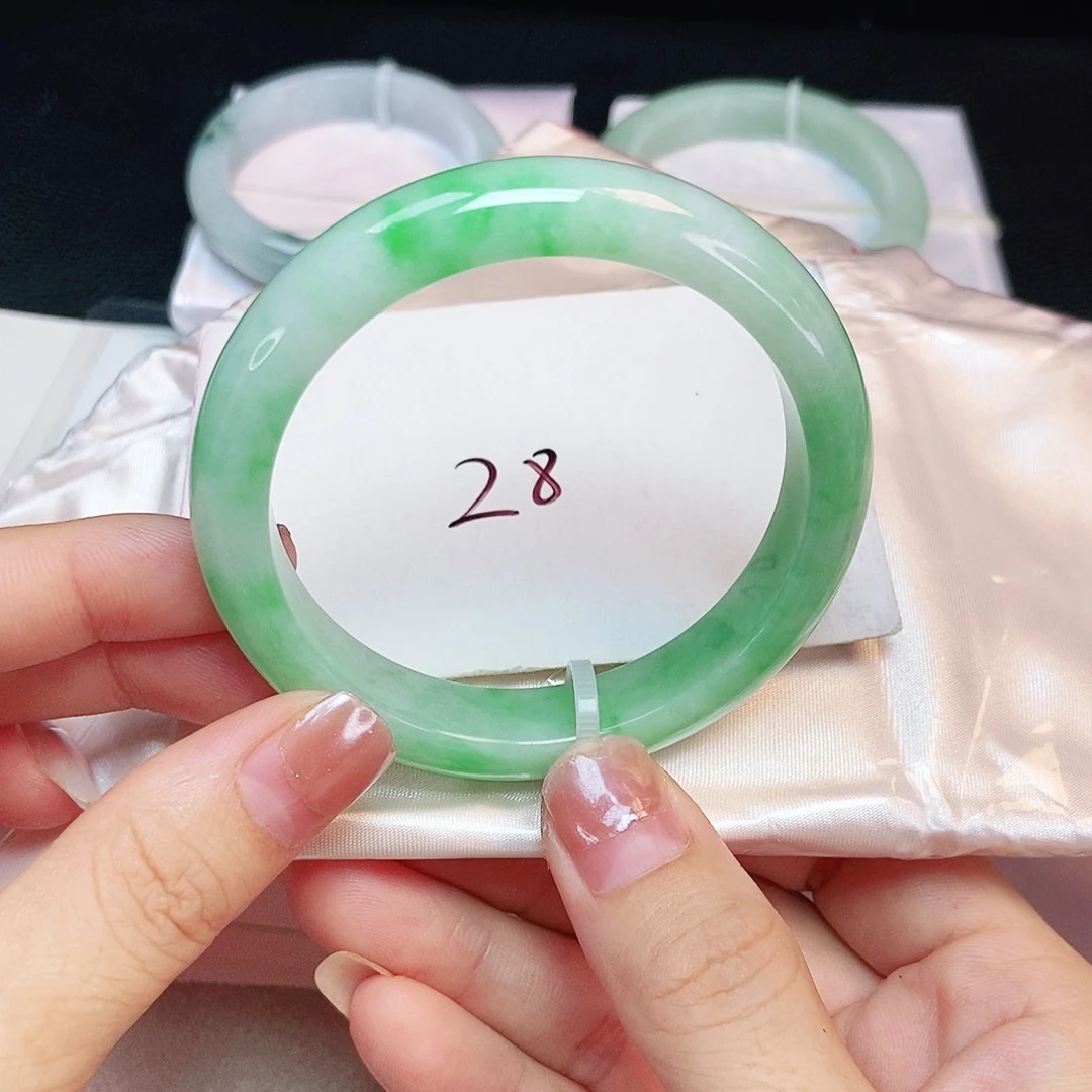 未镶嵌手镯翡翠56圈口阳绿