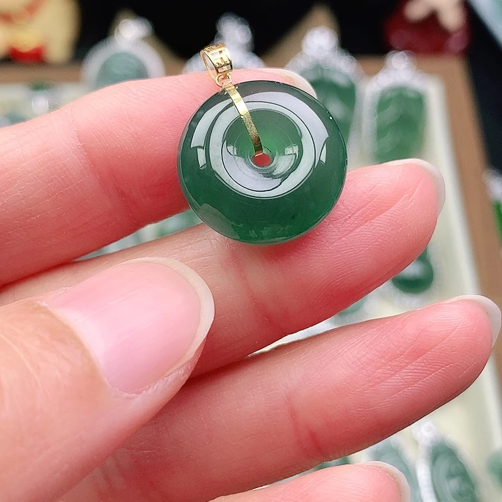 颈饰18K金镶嵌翡翠吊坠