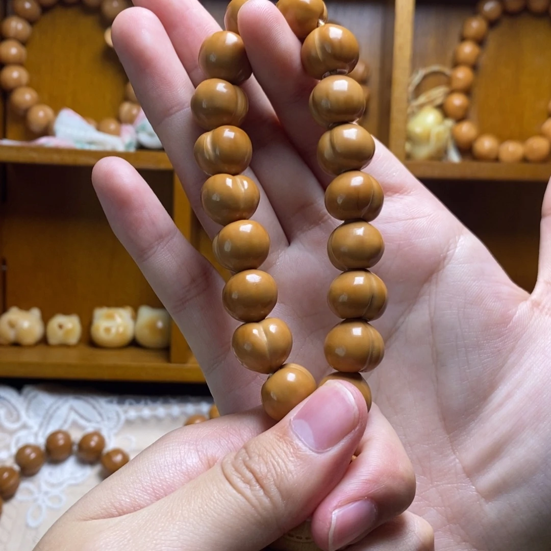 栗***李猴头核桃把件屁桃素手持