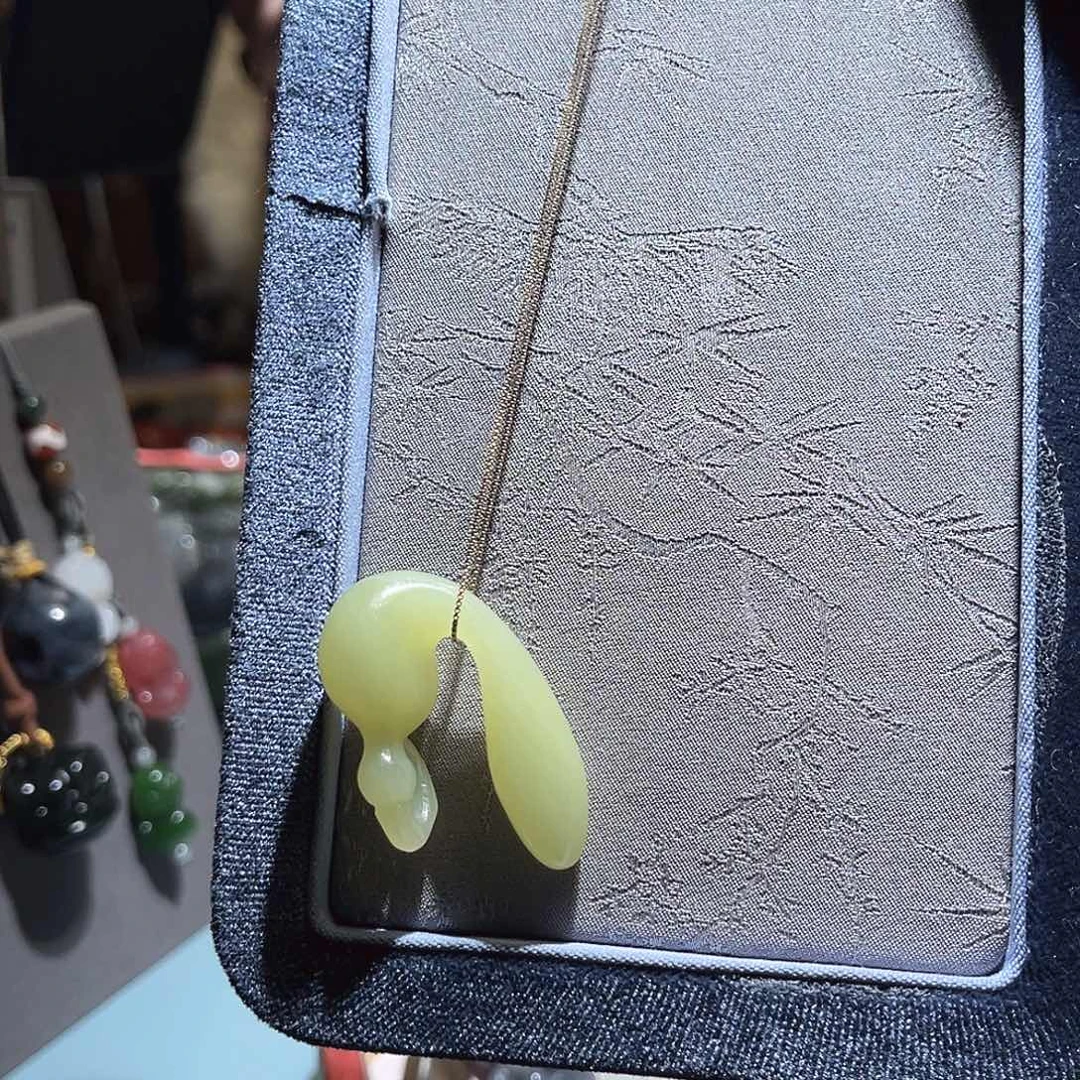 和田玉未镶嵌颈饰黄口蚂蚁腰葫芦