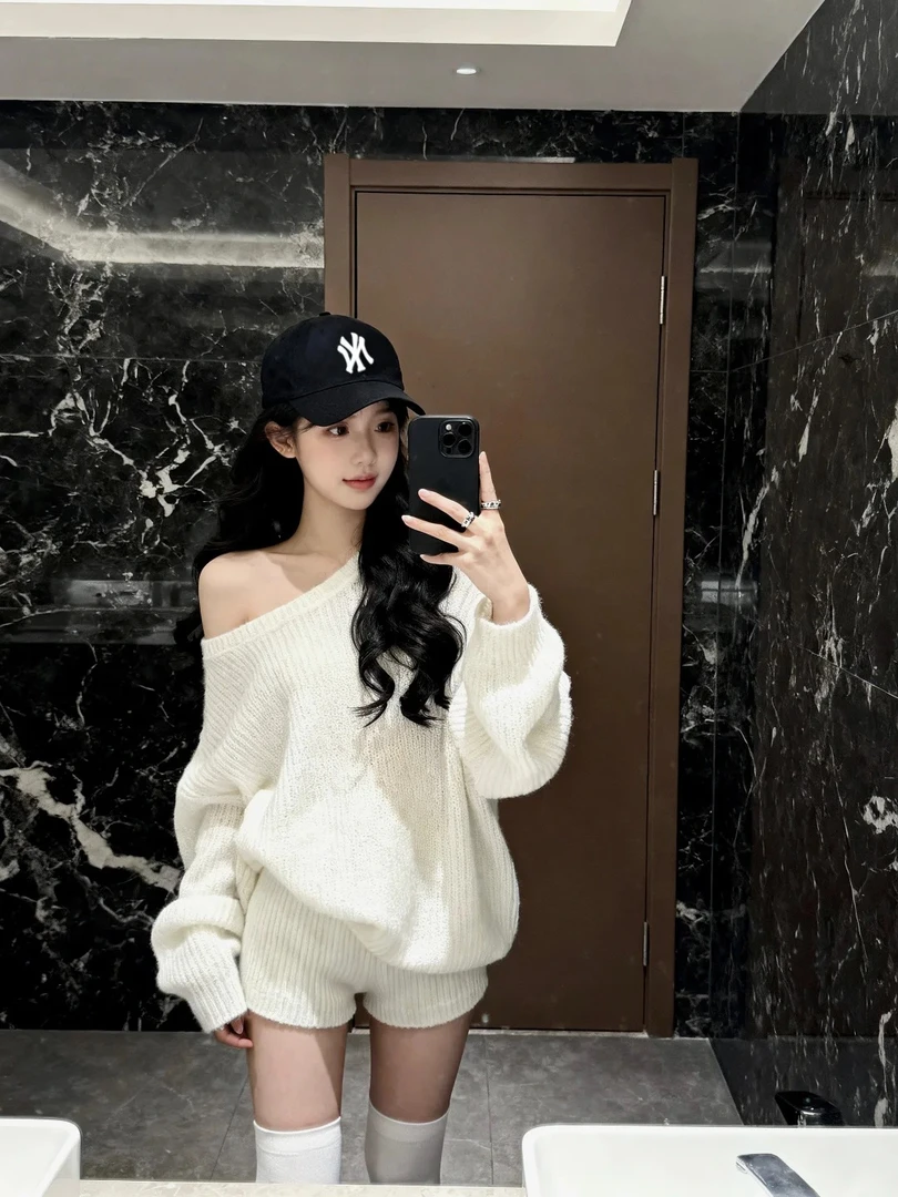秋冬OOTD韩系早秋穿搭一整套小香风白色斜肩毛衣针织短裤两件套装