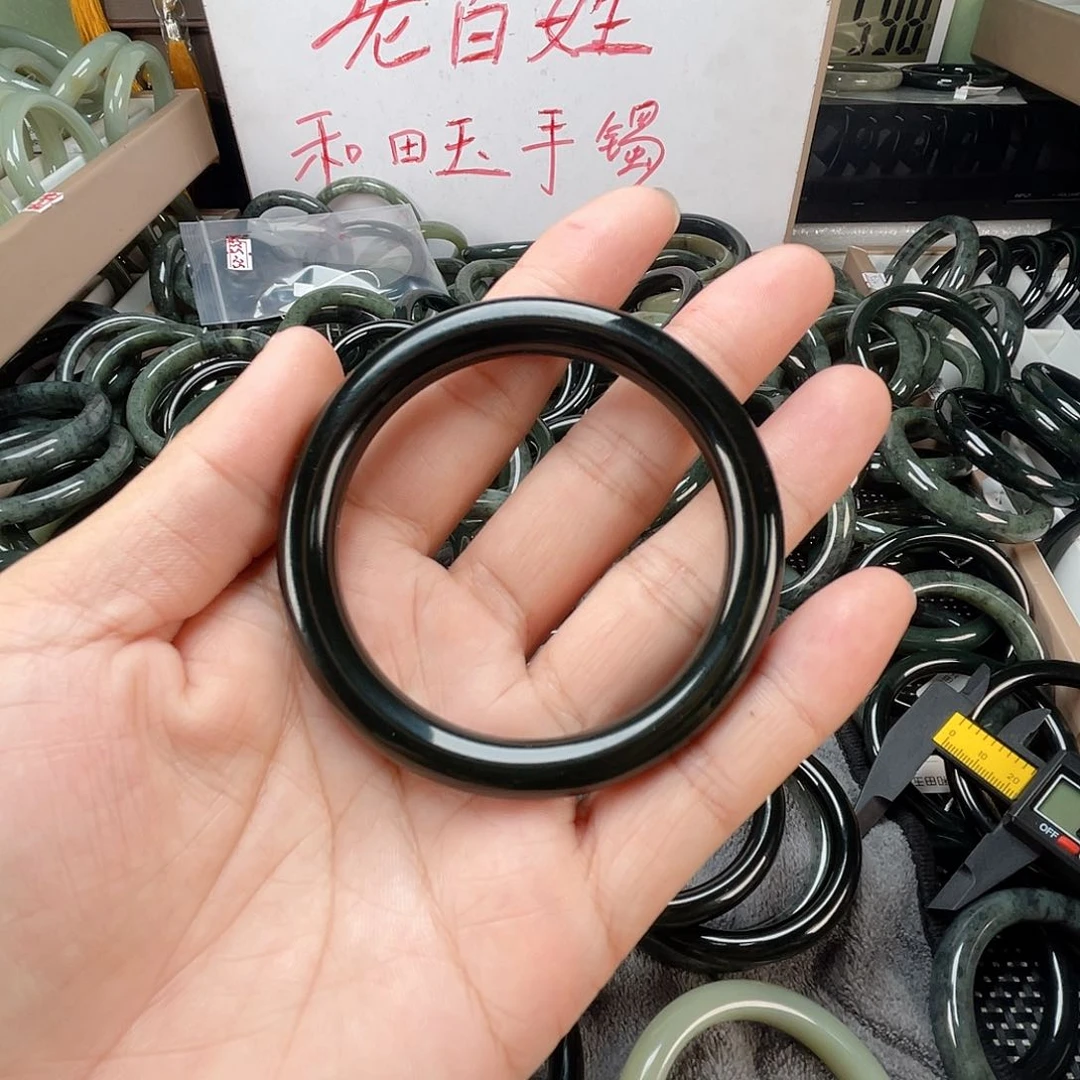 和田玉手镯未镶嵌小**姐