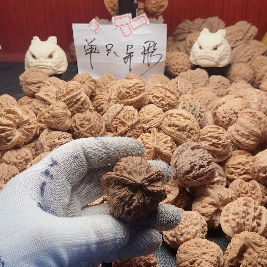 无***指文玩核桃吊坠白狮子蛇
