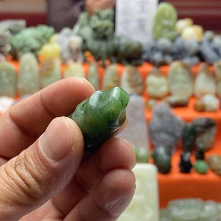 李***蝶和田玉未镶嵌挂件