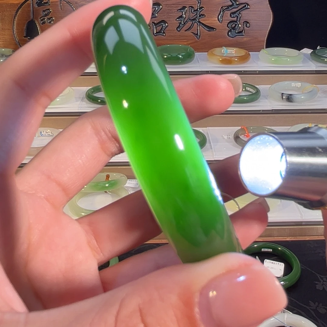 和田玉未镶嵌手镯辣阳绿 底细