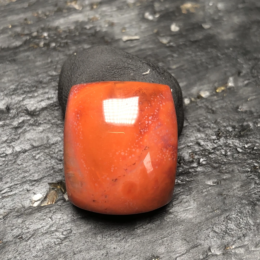 川料原矿南红玛瑙纯手工打磨尺寸25.5x22.5x14.5毫米，无裂