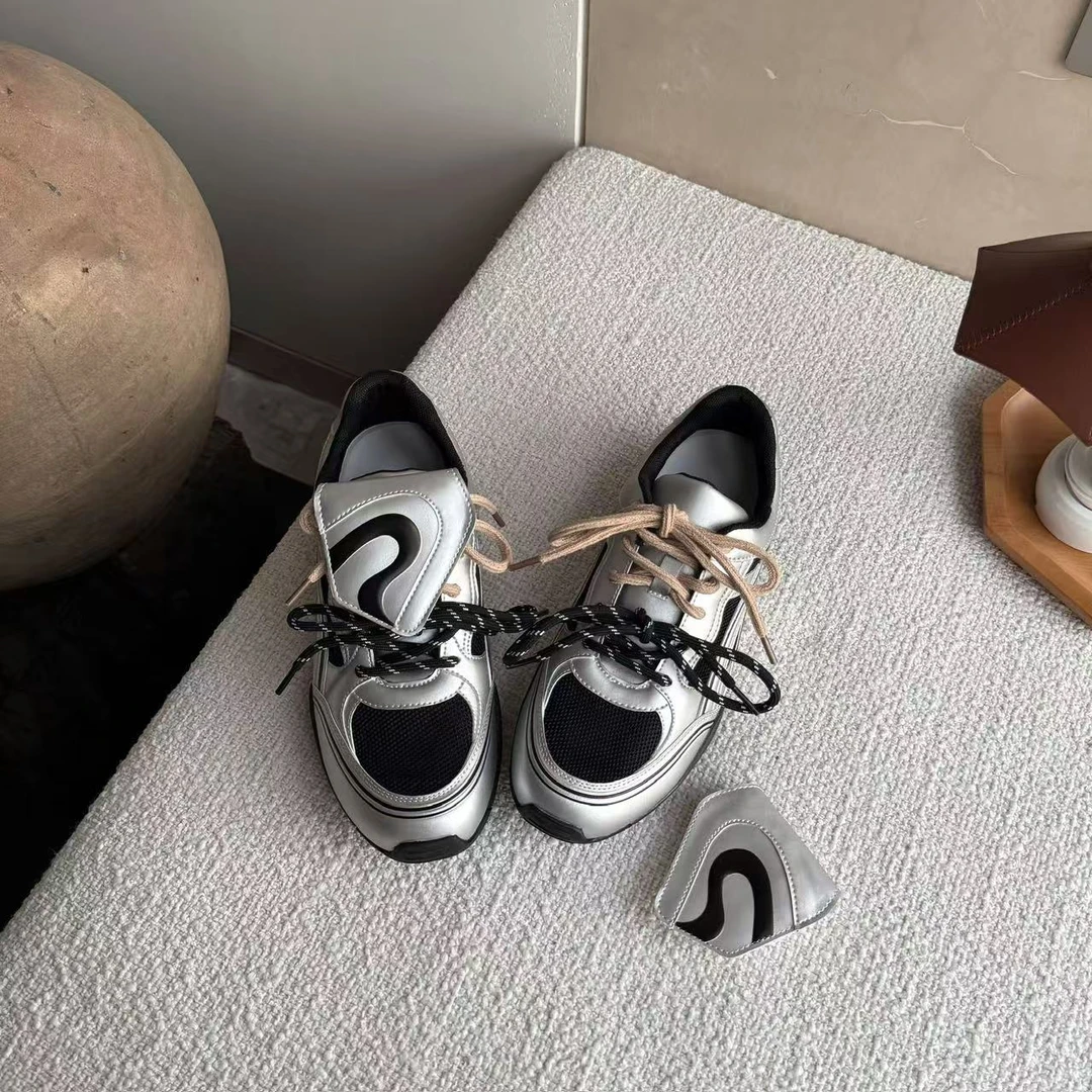 小发喵「金属黑调幻面潮奢撞色运动鞋｜摩登街头潮酷张力拉满」