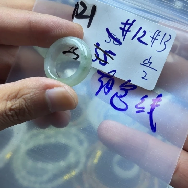 颈饰未镶嵌翡翠戒指