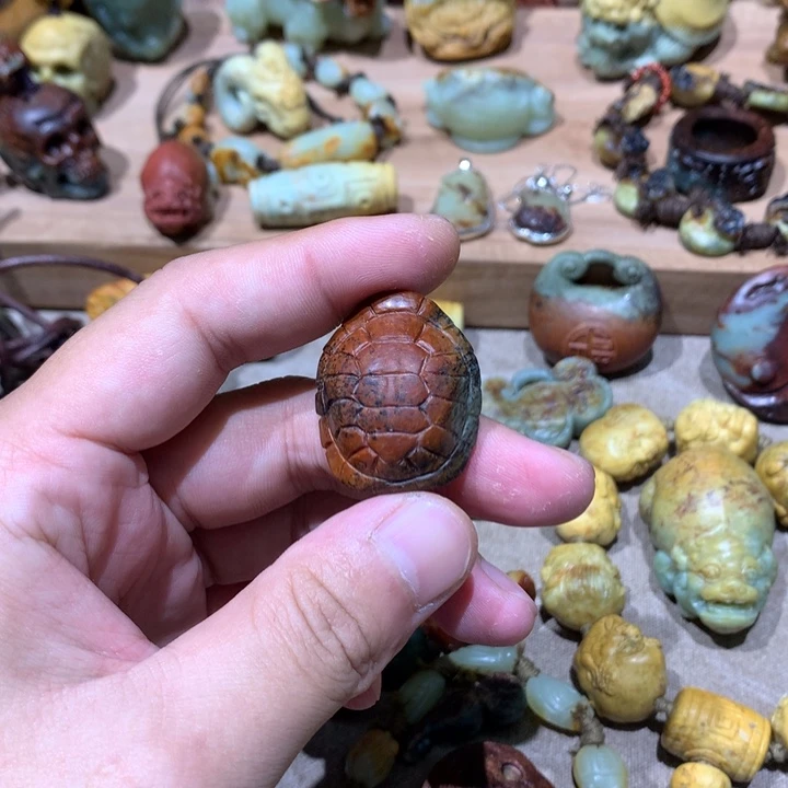 未镶嵌岫岩河磨玉（透闪石质玉）挂件