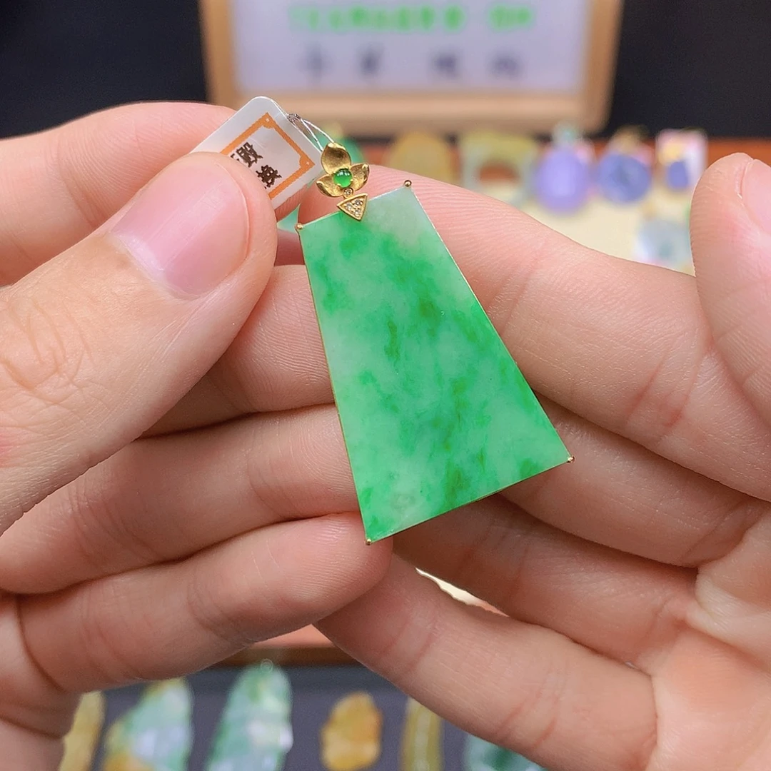 翡翠18K金镶嵌颈饰翡翠
