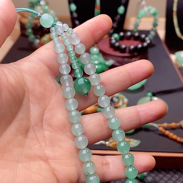 石英质玉（非洲翠）未镶嵌串