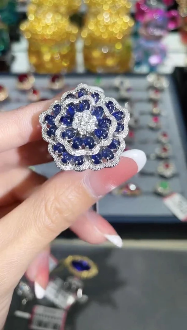 18K金镶嵌天然蓝宝石戒指两用花朵款