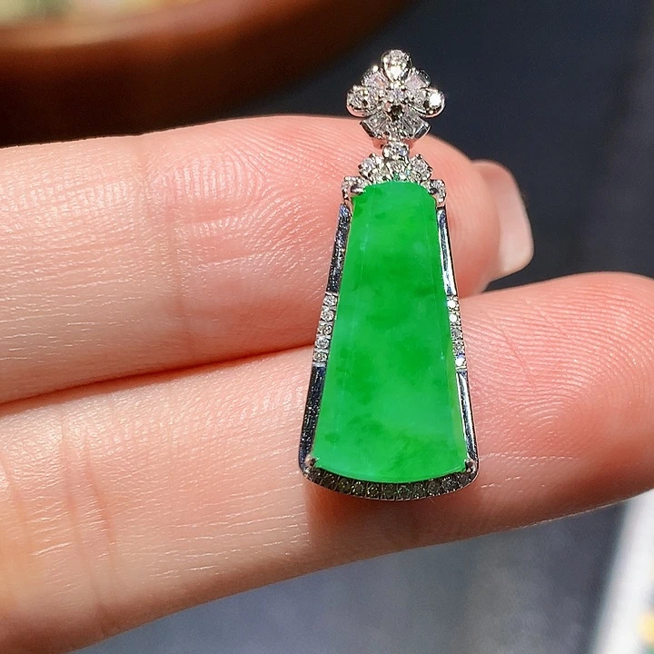 18K金镶嵌翡翠耳饰