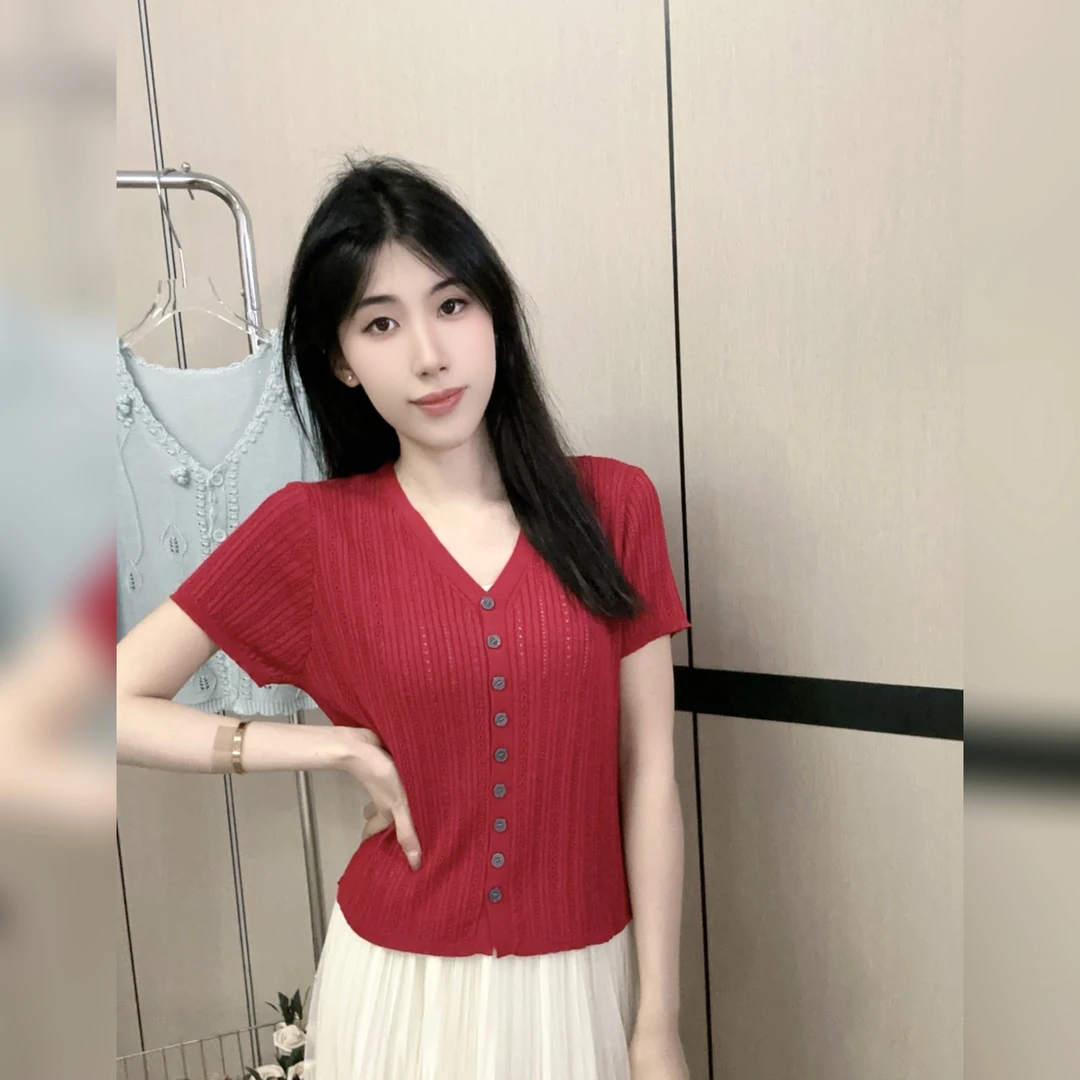 曲珠沁凉若清泉，镂空提花藏雅韵，一袭勾勒优雅气质。