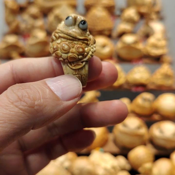 勒***盧竹竹根雕三足金蟾戒指