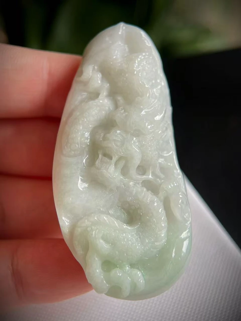 天然缅甸翡翠生肖龙大件挂件仿古精美精雕飘绿俏色吊坠