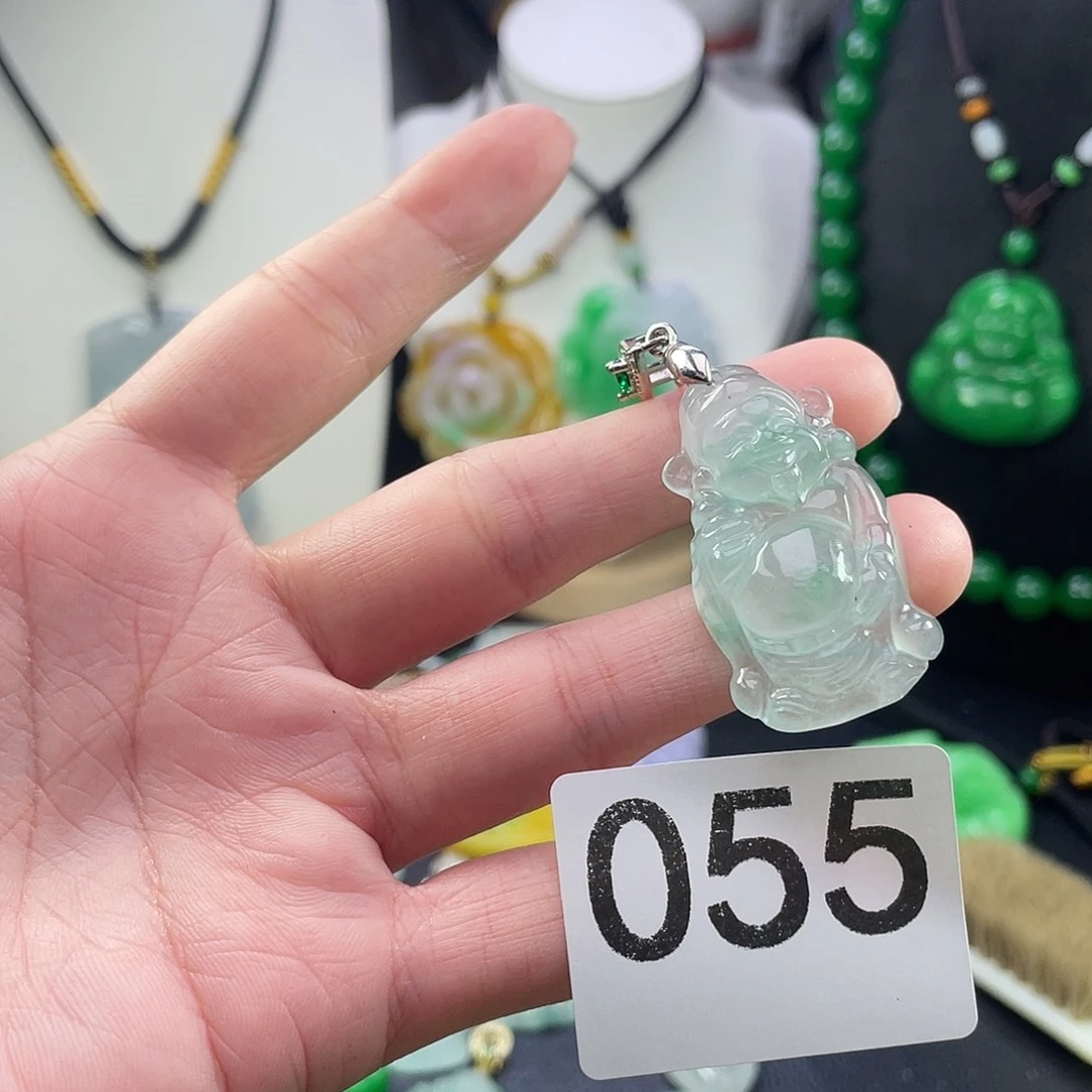 翡翠未镶嵌吊坠(赠链)