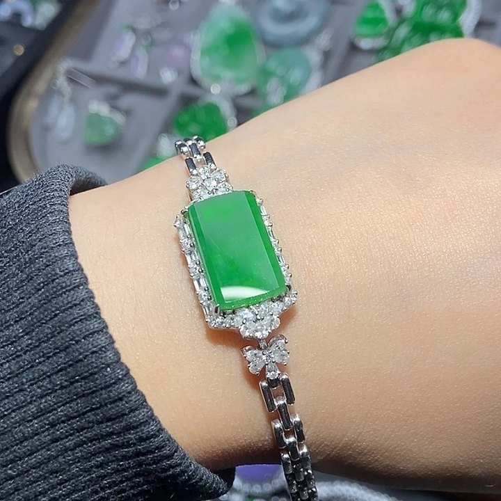 颈饰18K金镶嵌翡翠