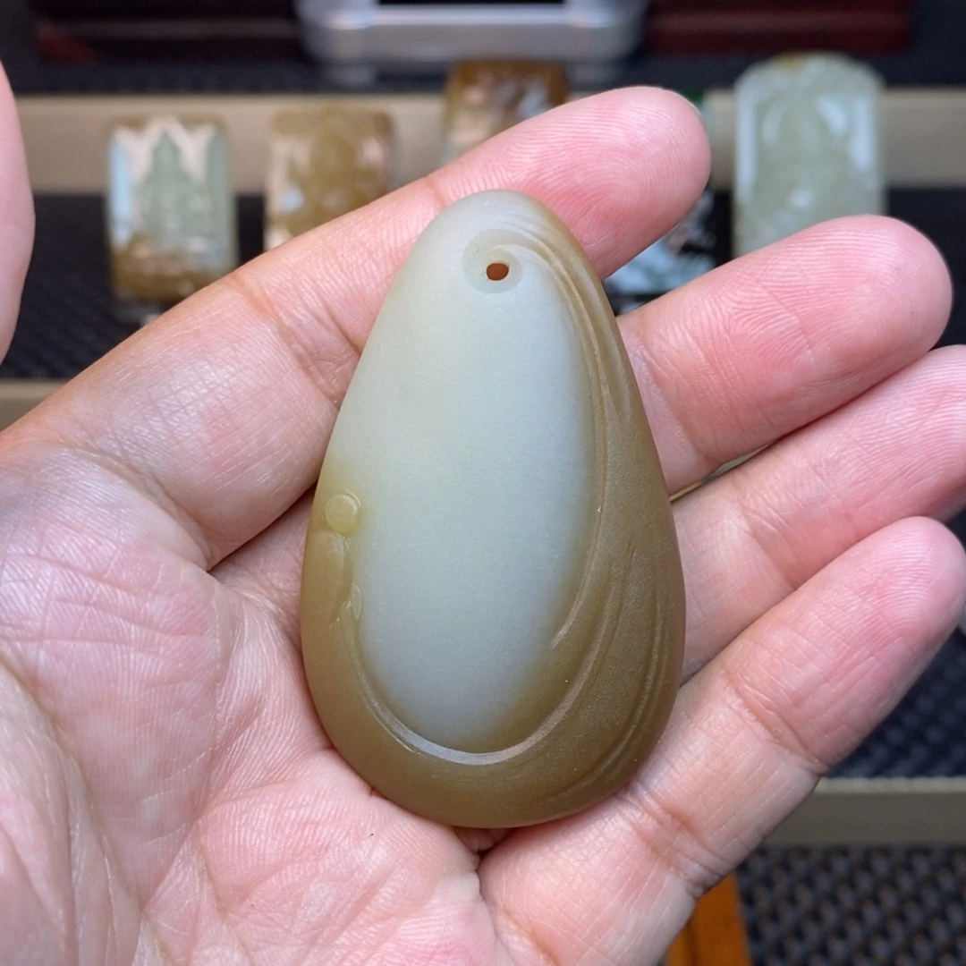 ****菜和田玉未镶嵌颈饰