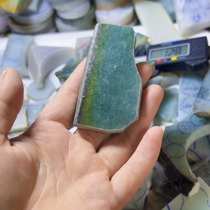 颈饰未镶嵌翡翠窥*