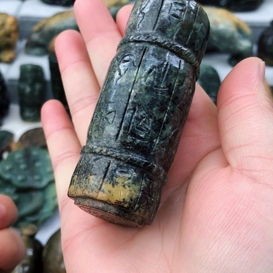 未镶嵌岫岩河磨玉（透闪石质玉）把件