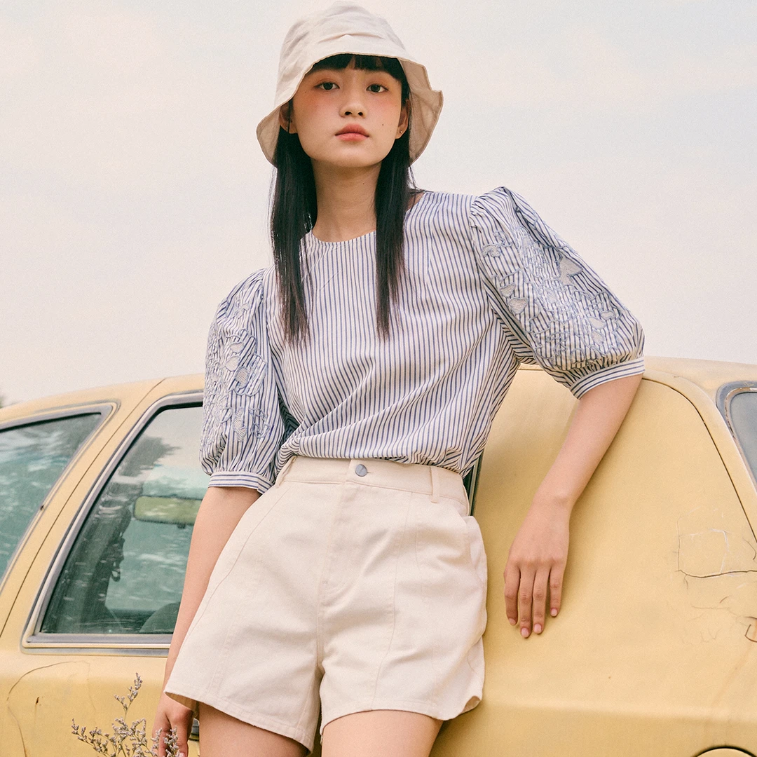 费依时尚复古圆领T恤女2025夏季新款泡泡袖袖口绣花镂空设计上衣