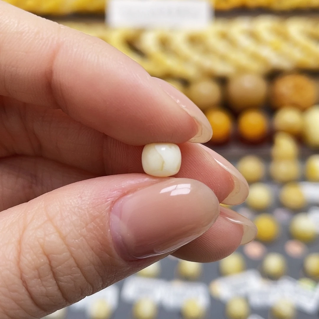 琥珀裸石未镶嵌小***?蜜蜡老型6.3*5.5mm