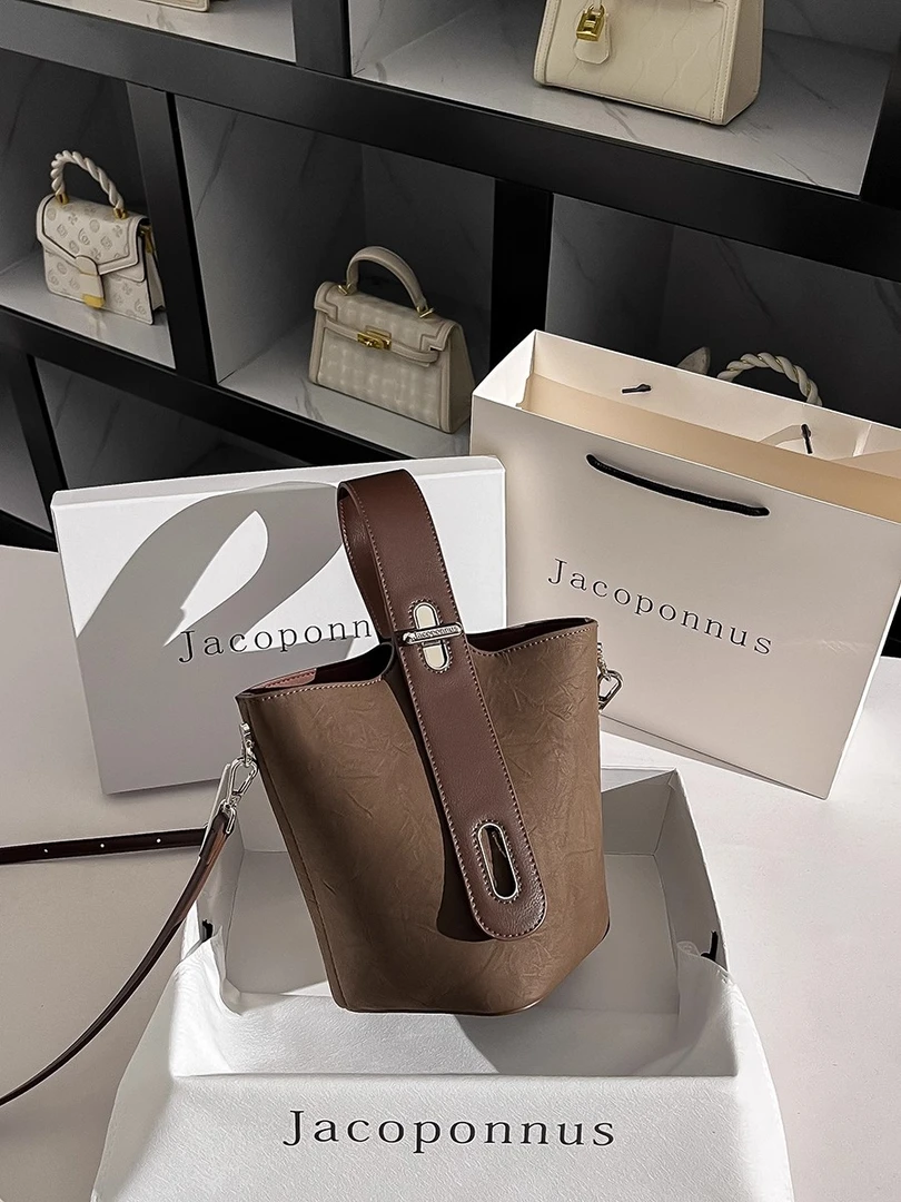 【雅各邦】麂皮纹咖啡色水桶包女新款不撞款菜篮子大容量通勤小拎包
