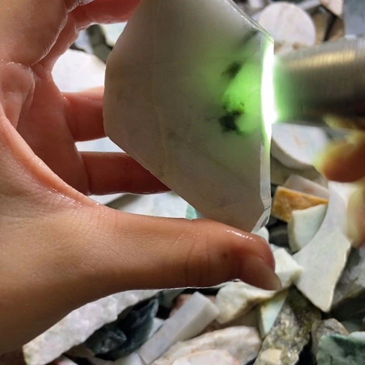 翡翠颈饰未镶嵌天然翡翠