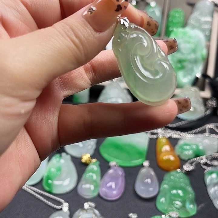 翡翠未镶嵌颈饰如意