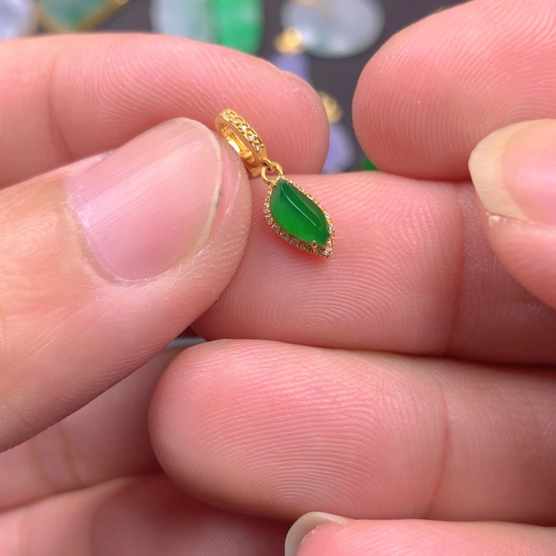 【闪购商品】颈饰18K金镶嵌翡翠顺**蔬翡翠