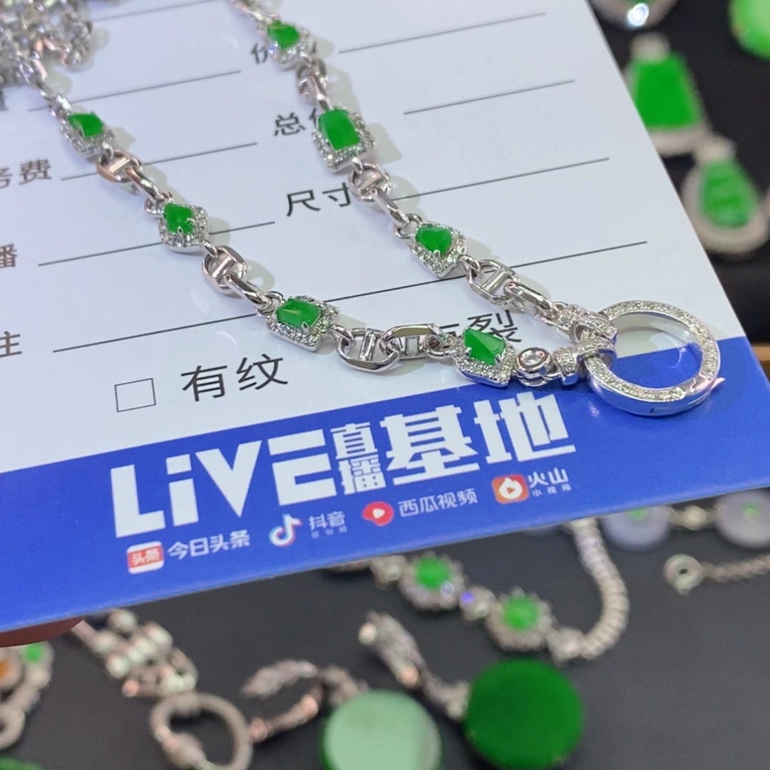 颈饰18K金镶嵌翡翠
