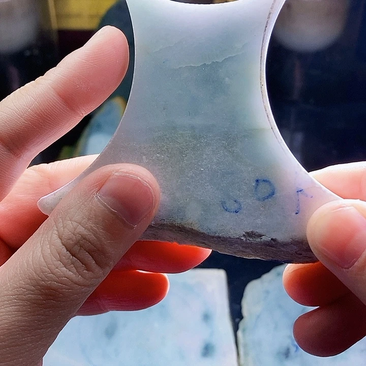 翡翠未镶嵌颈饰毛料1