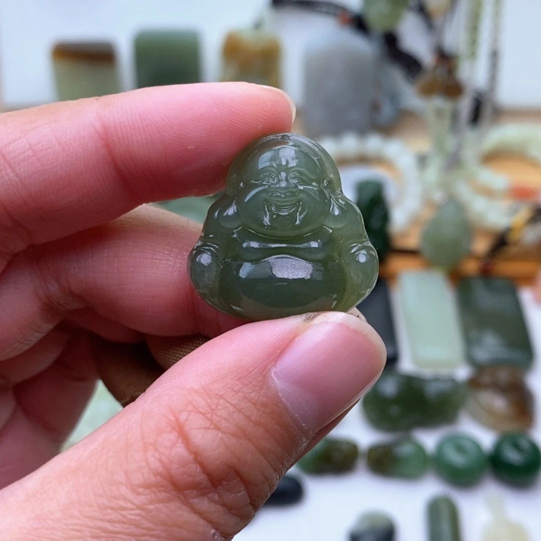 和田玉未镶嵌颈饰微包容有矿点