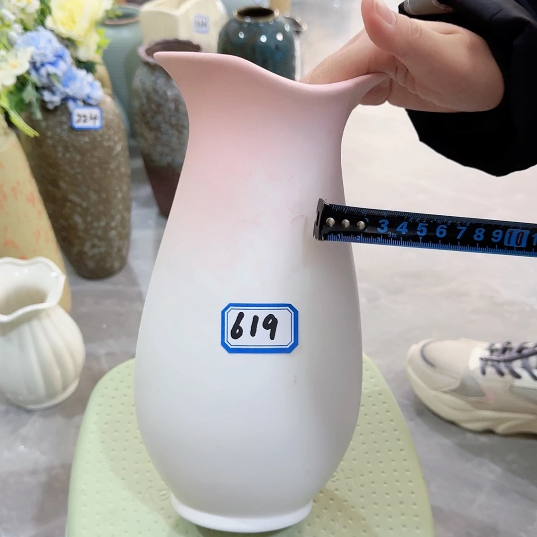 619号粉白磨砂高24厘米瑕疵一个