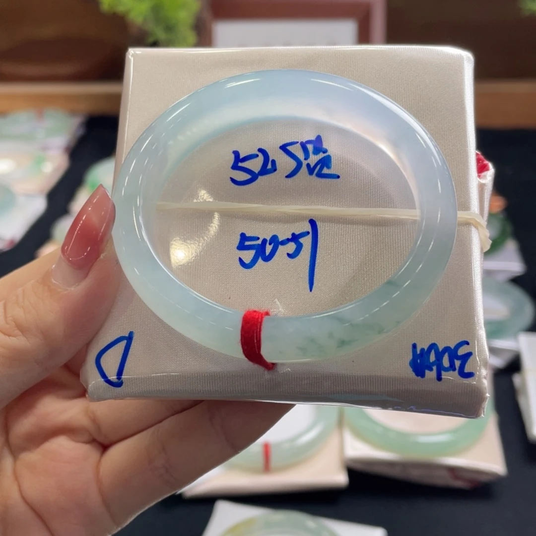 翡翠手镯未镶嵌52.5贵