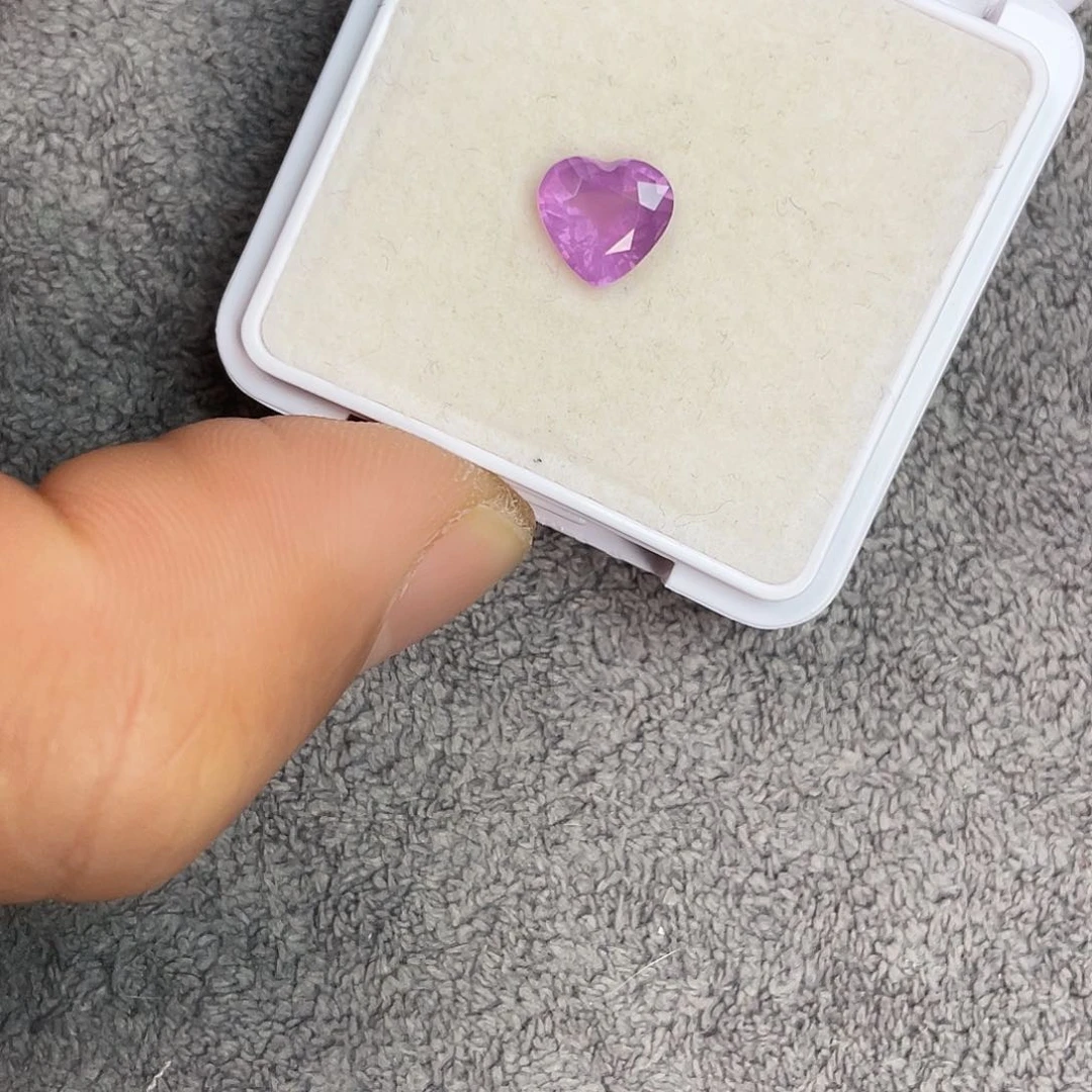 尖晶石裸石未镶嵌1.55Ct。  