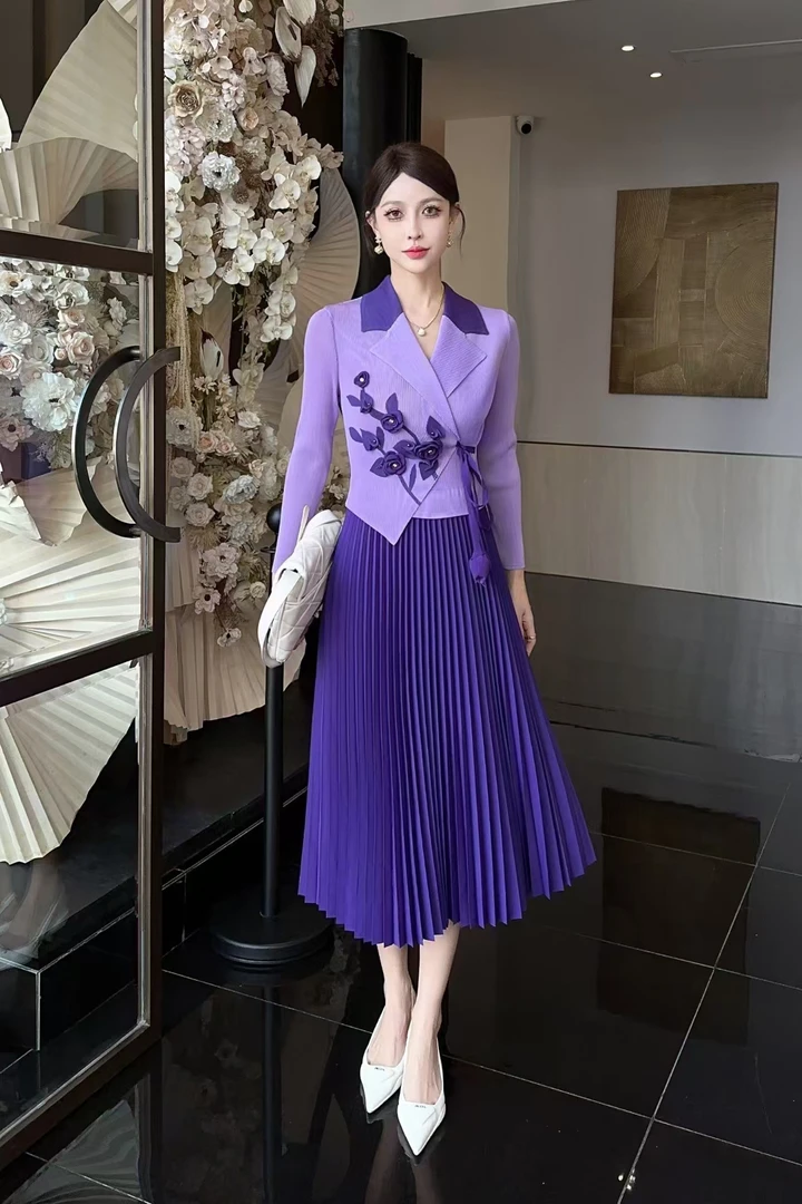 2025新款褶皱西装领绣花气质连衣裙高端显瘦春季长袖连衣裙