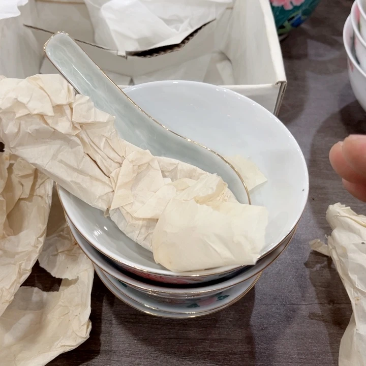 盘釉下五彩的瓷器和瓷器