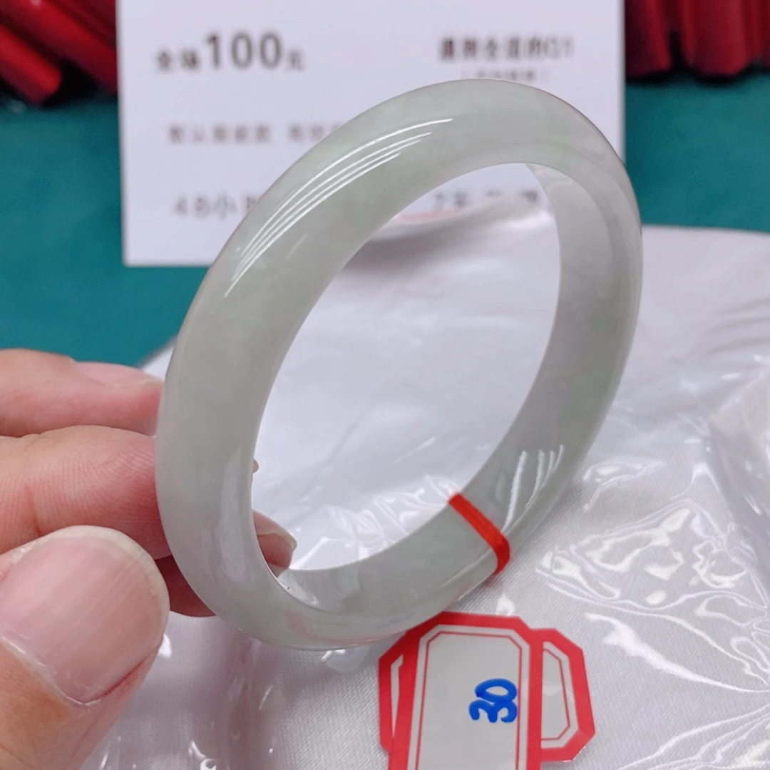 翡翠手镯未镶嵌我****岁300000000