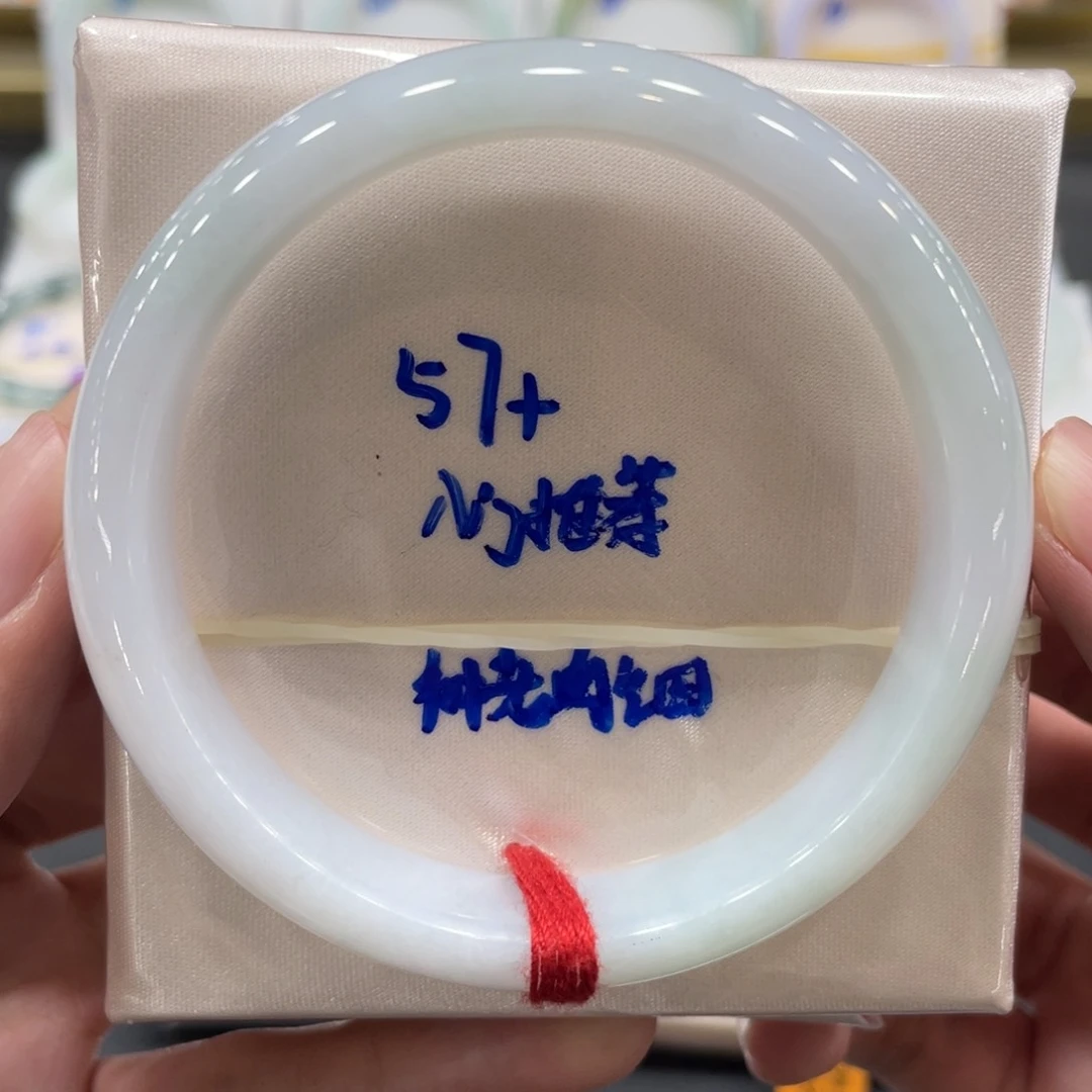 翡翠手镯未镶嵌翡翠手镯