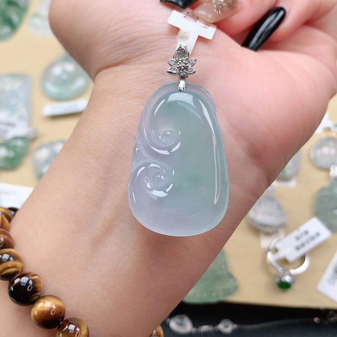 翡翠颈饰18K金镶嵌如意