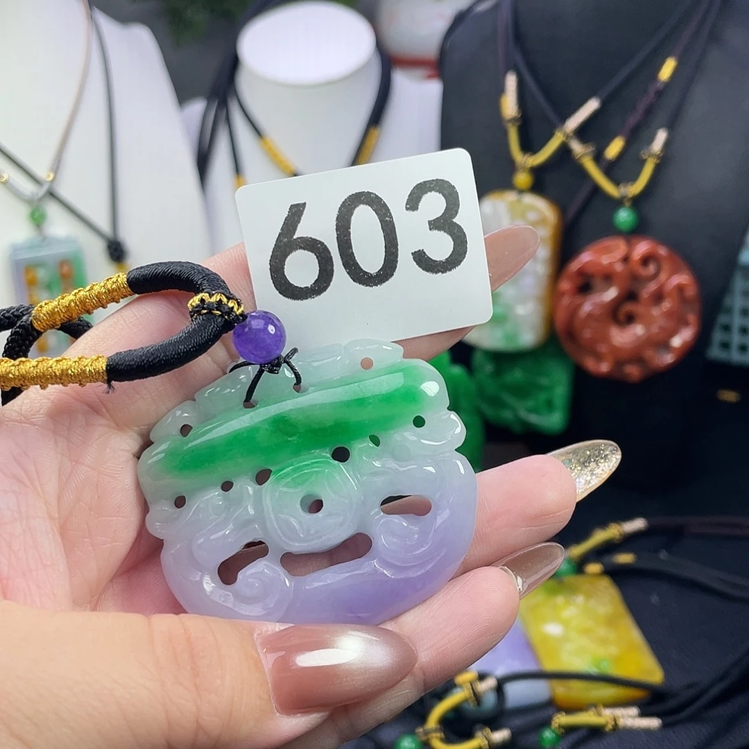 翡翠未镶嵌吊坠(赠链)