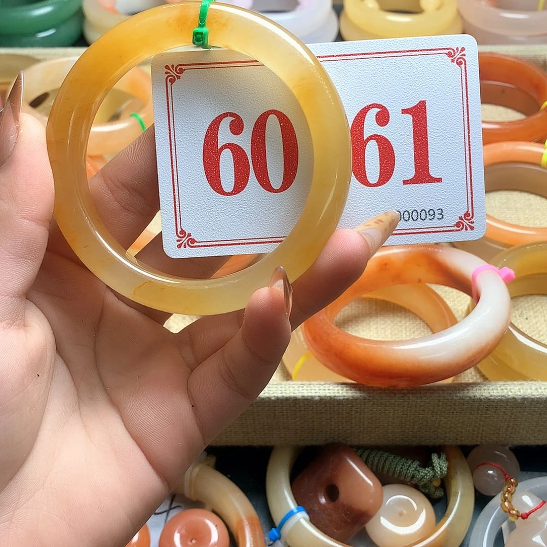 未镶嵌石英质玉（黄龙玉）手镯