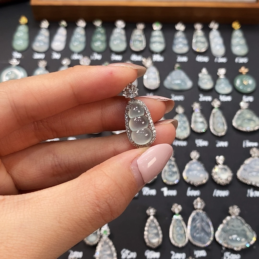 翡翠18K金镶嵌颈饰