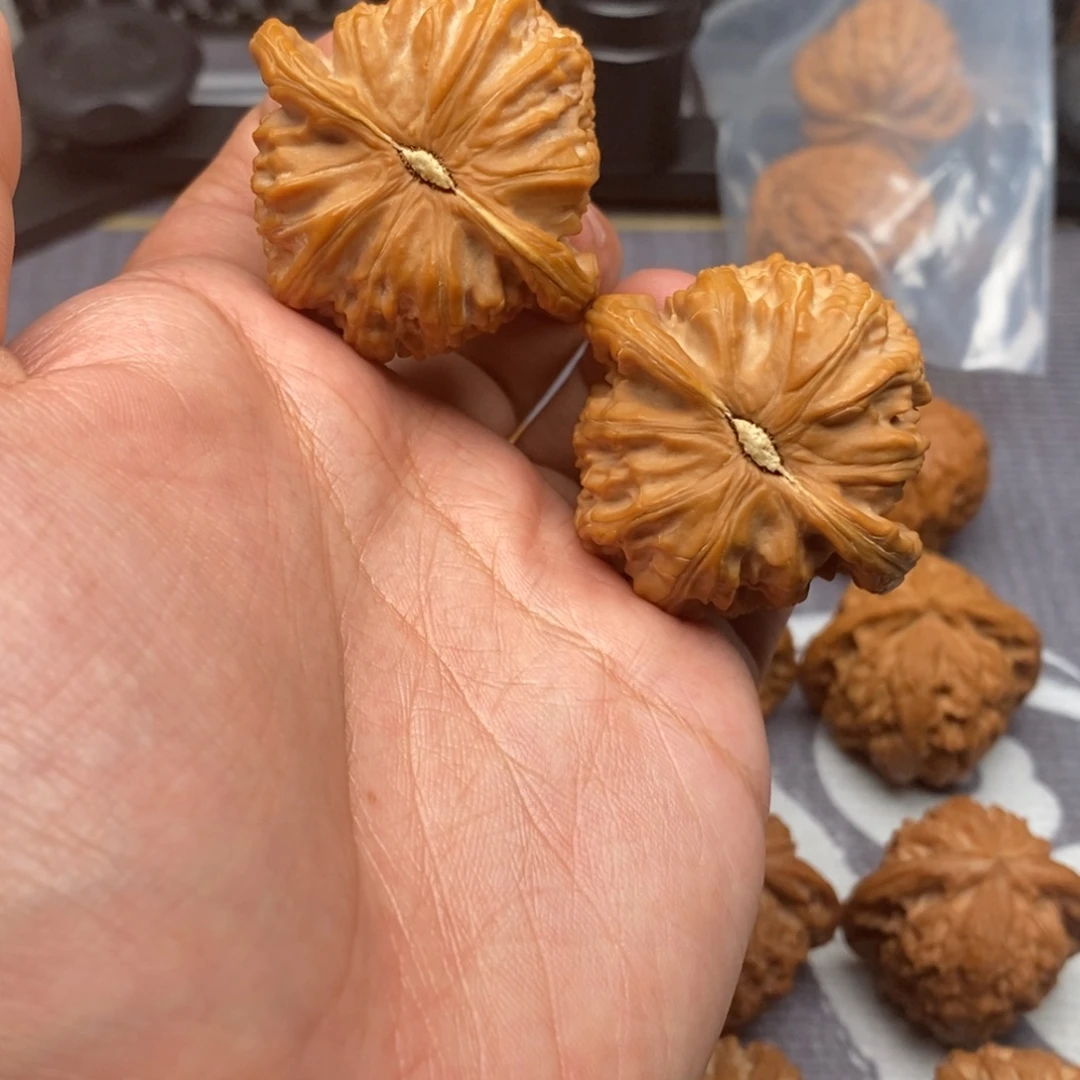 文玩核桃吊坠全品球体白狮子44（46g