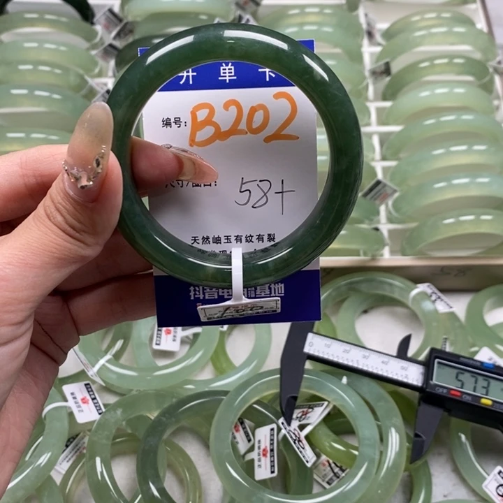 蛇纹石玉手镯未镶嵌黛****?