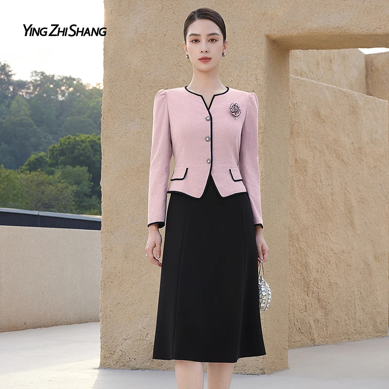 赢智尚丁香粉黑白拼接连衣裙圆V领小提花面料撞色胸花别致ZF03970