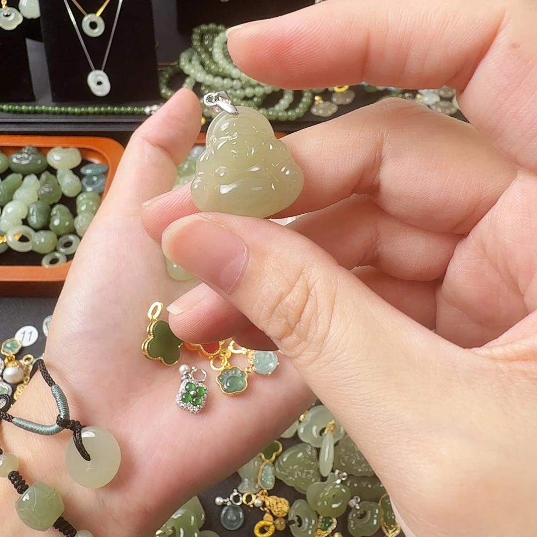 莫***o颈饰未镶嵌和田玉